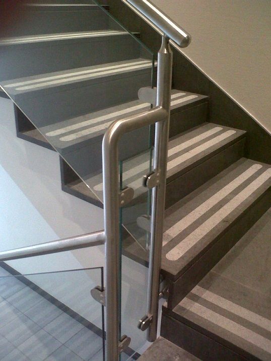 Balaustra in acciaio e vetri